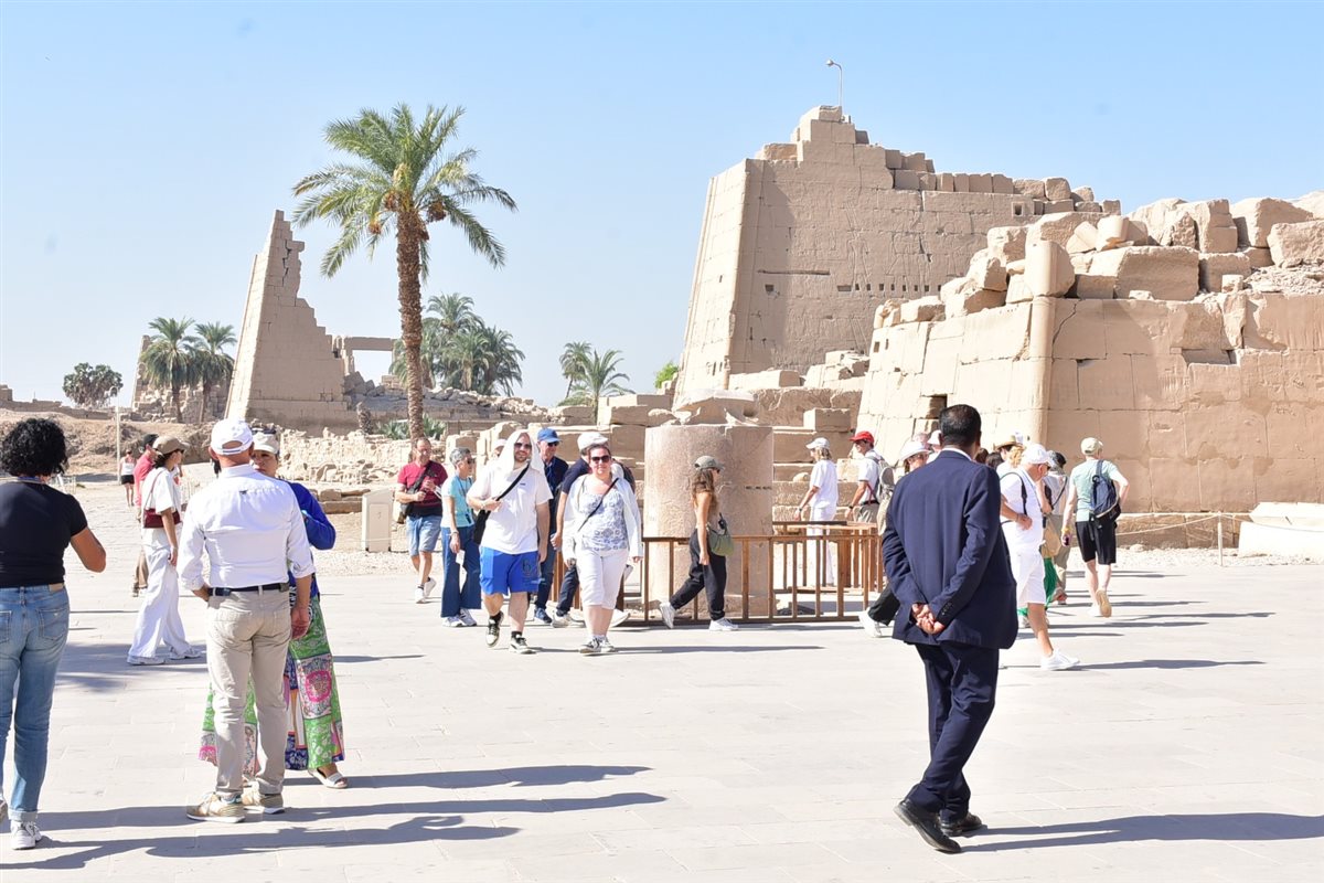 الجعران المقدس على ضفاف البحيرة المقدسة