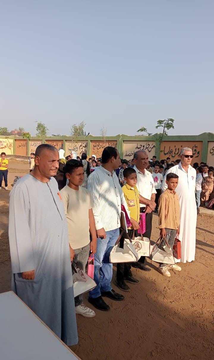 مدرسة بالمنوفية تكرم طفلين عثرا على 50 ألف جنيه بساقية أبو شعرة