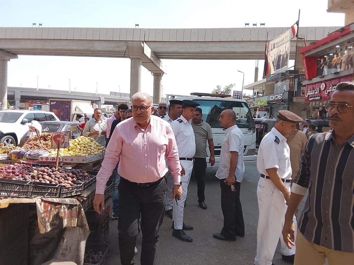 رئيس حي السلام أول يقود حملة مكبرة لإزالة الإشغالات بشارع جمال عبد الناصر