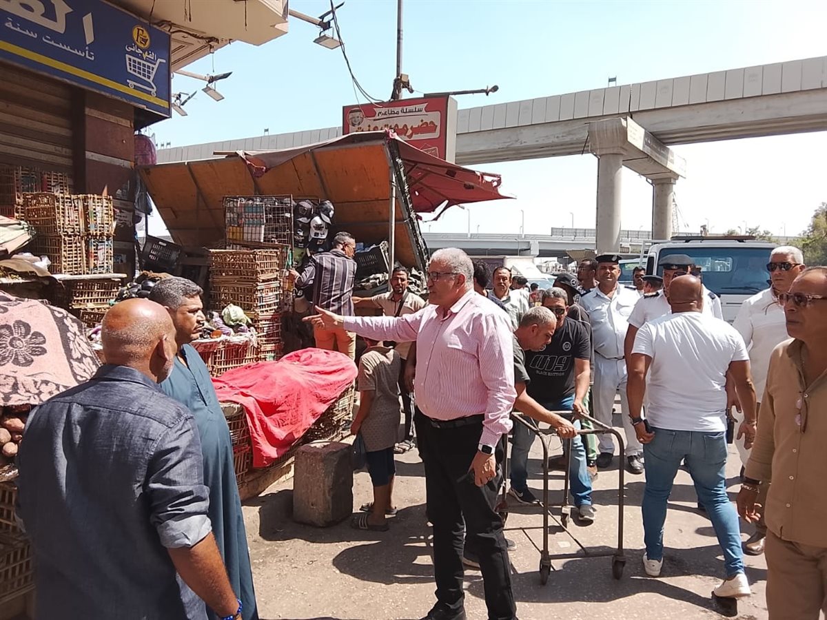 رئيس حي السلام أول يقود حملة مكبرة لإزالة الإشغالات بشارع جمال عبد الناصر