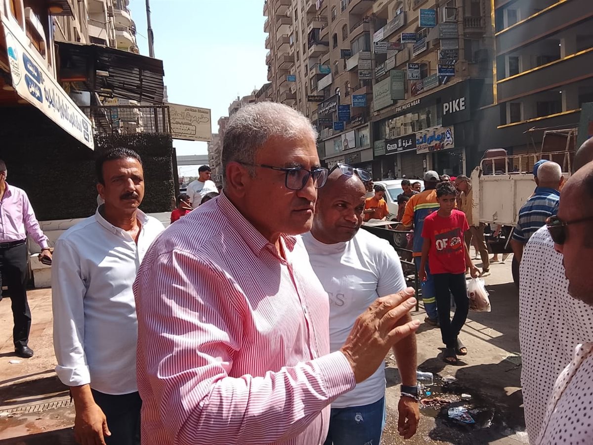 رئيس حي السلام أول يقود حملة مكبرة لإزالة الإشغالات بشارع جمال عبد الناصر