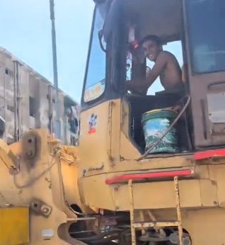 صورة من فيديو لسائق عاري يقود لودر بدون إطار