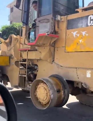 صورة من فيديو لسائق عاري يقود لودر بدون إطار