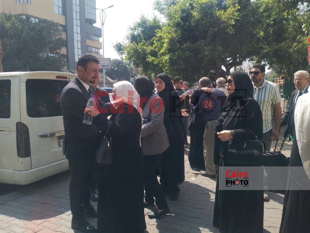 وسط غياب الفنان.. انهيار شقيق حمادة بركات لحظة تشييع جثمان والدتهما من مسجد أسد بن الفرات