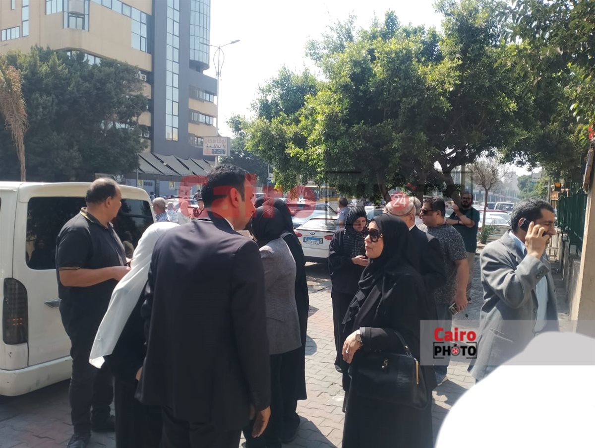 وسط غياب الفنان.. انهيار شقيق حمادة بركات لحظة تشييع جثمان والدتهما من مسجد أسد بن الفرات