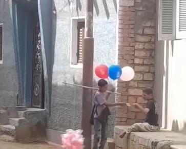 بائع غزل بنات يتصدر التريند