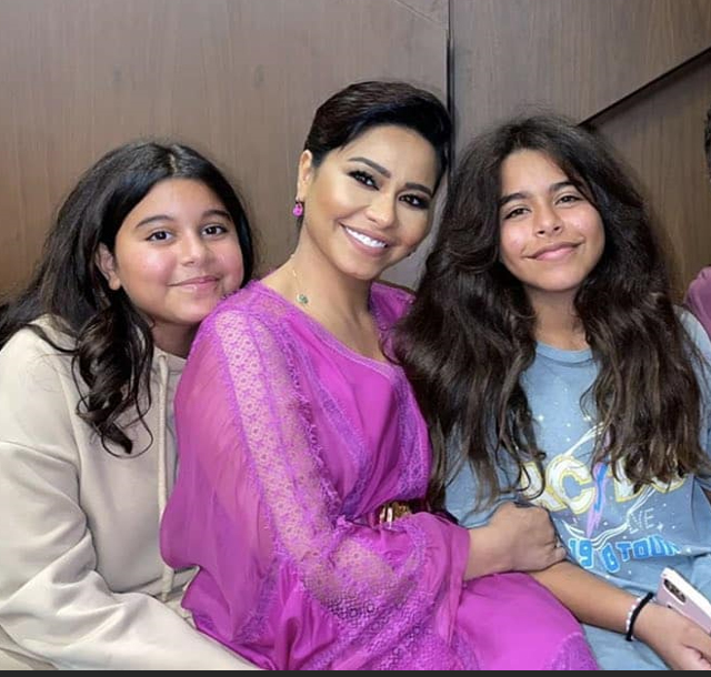 شيرين عبد الوهاب وابنتيها مريم وهنا