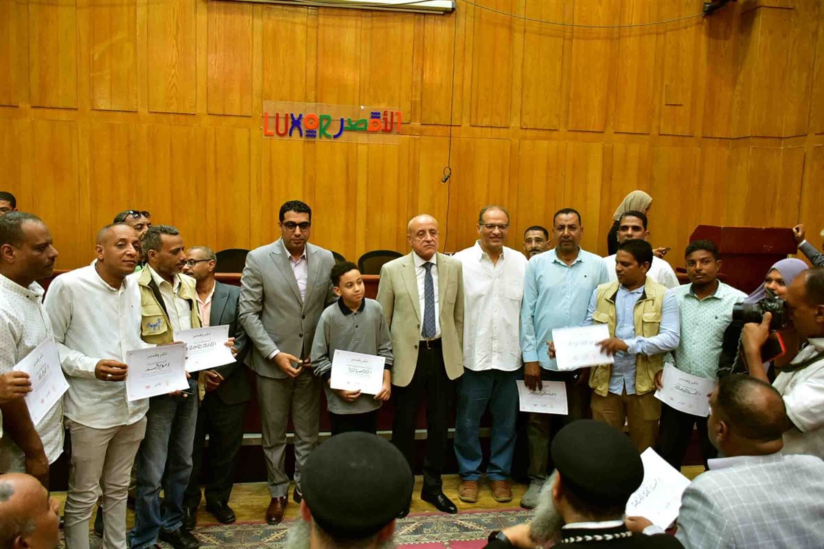 محافظ الأقصر يكرم فريق مشروع إعادة إحياء إسنا