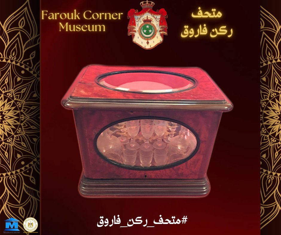 صندوق ملكي فريد يضم حاملًا من النحاس المذهب