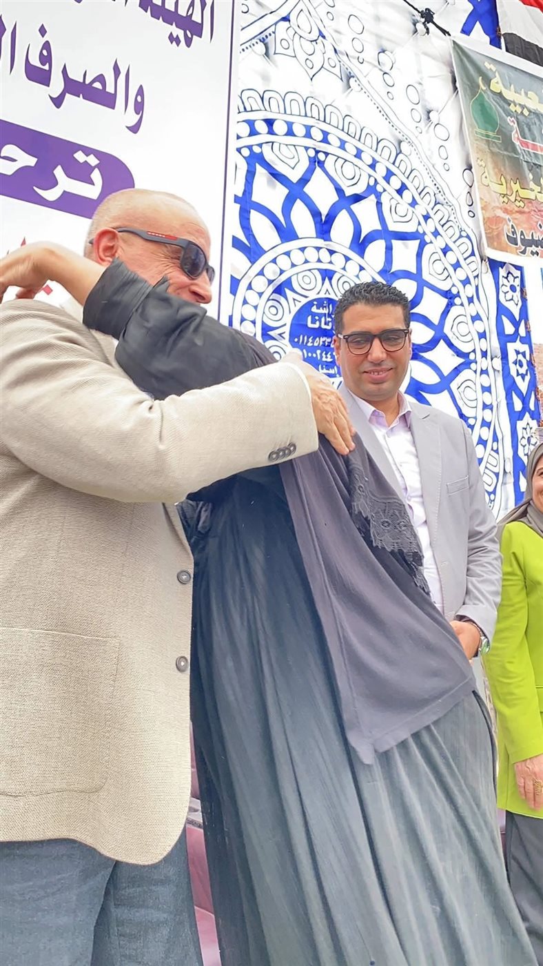 مشهد مؤثر لإستقبال محافظ الأقصر في إسنا