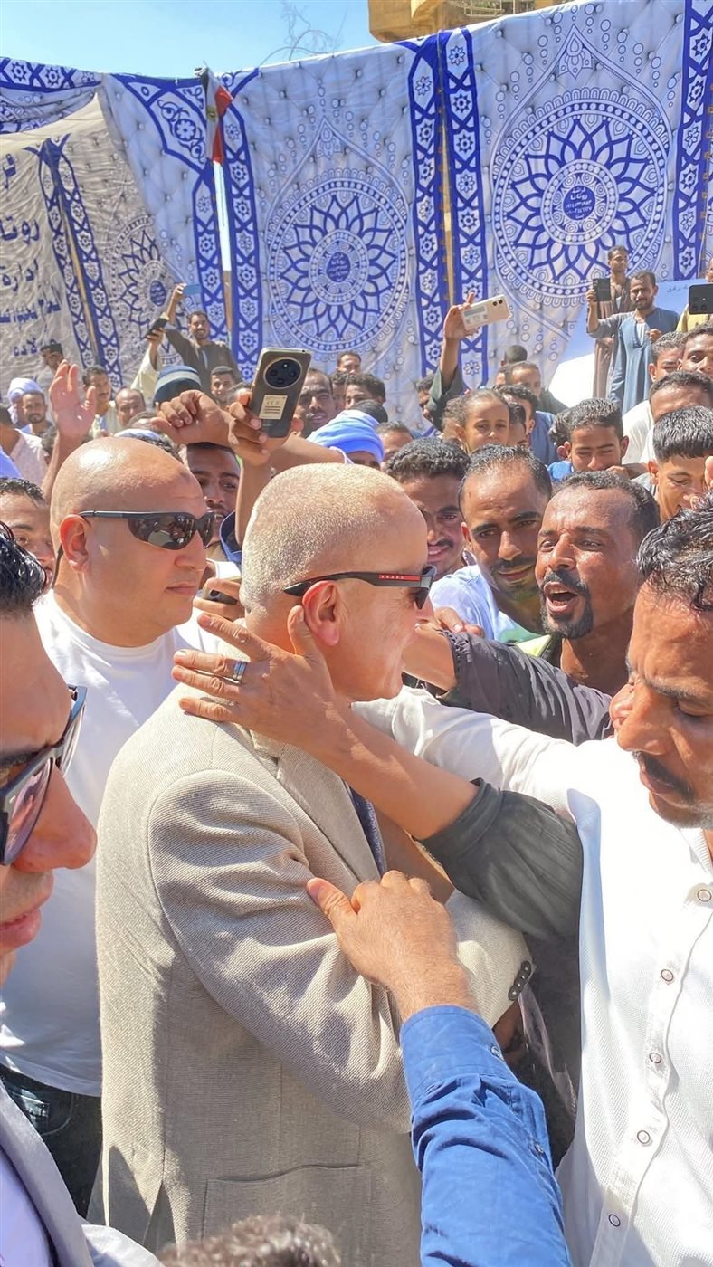 مشهد مؤثر لإستقبال محافظ الأقصر في إسنا