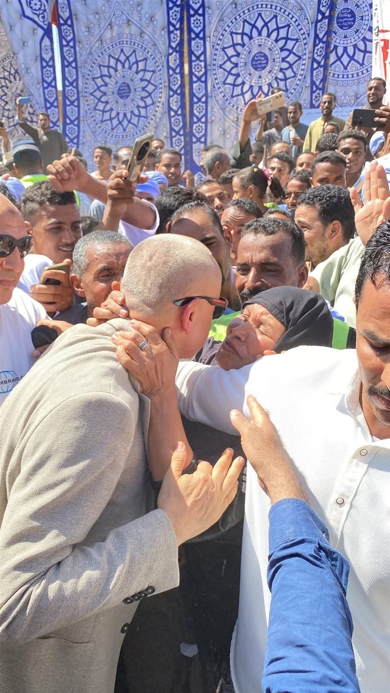 مشهد مؤثر لإستقبال محافظ الأقصر في إسنا