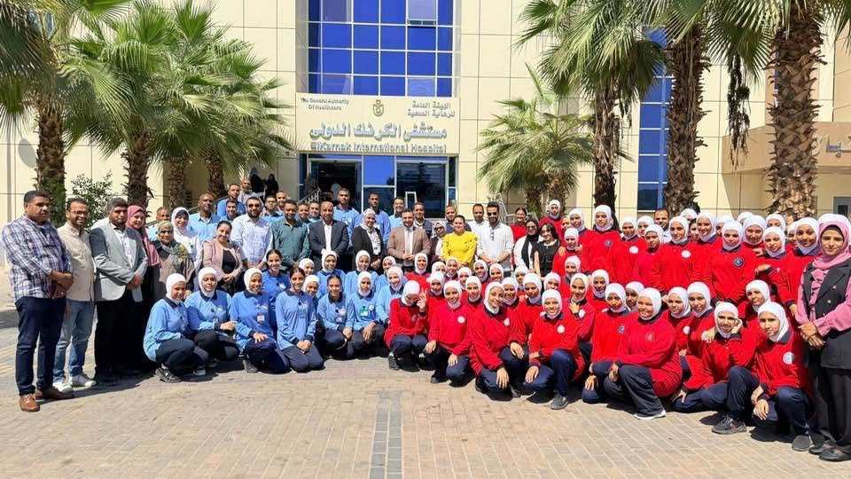 رئيس هيئة الرعاية الصحية يطمئن على طلبة للتمريض