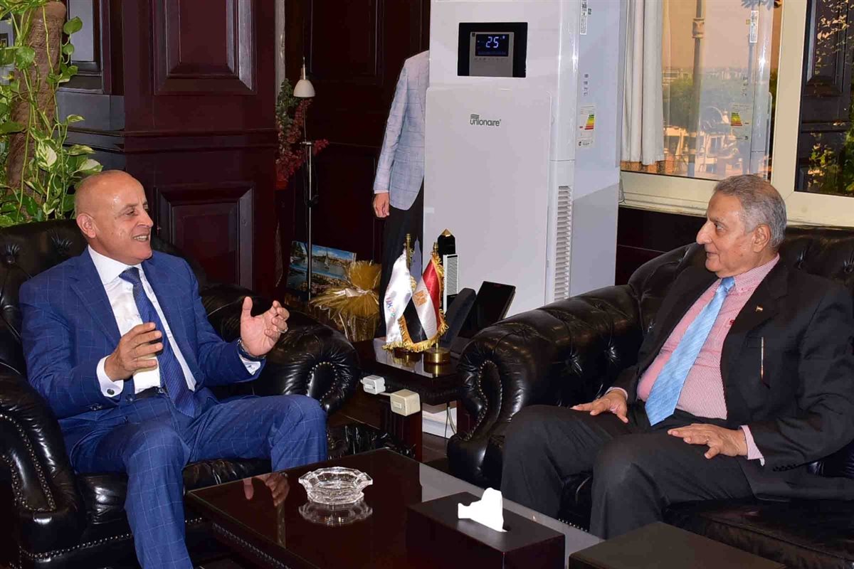 محافظ الأقصر ومدير مكتبات مصر العامة