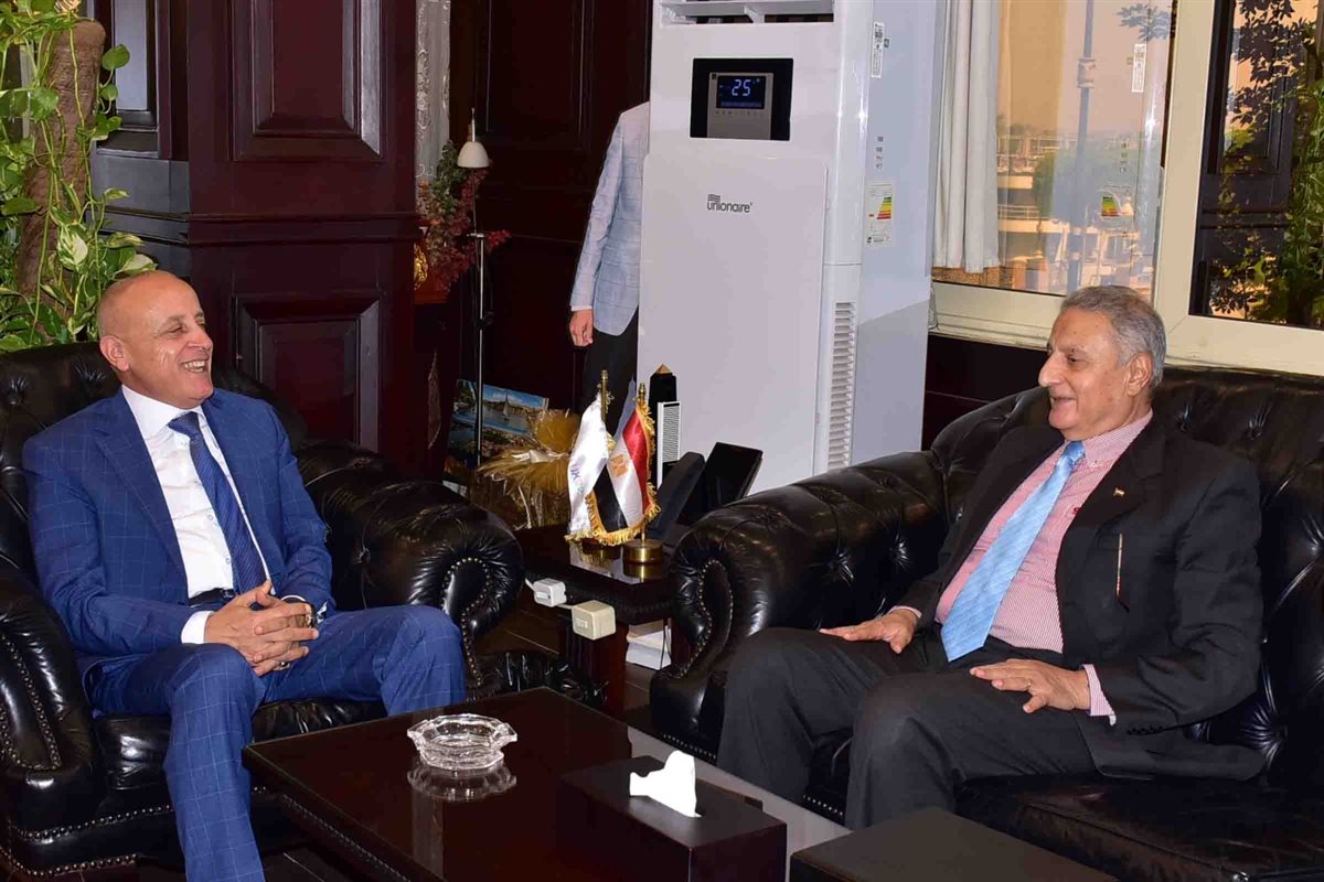 محافظ الأقصر ومدير مكتبات مصر العامة