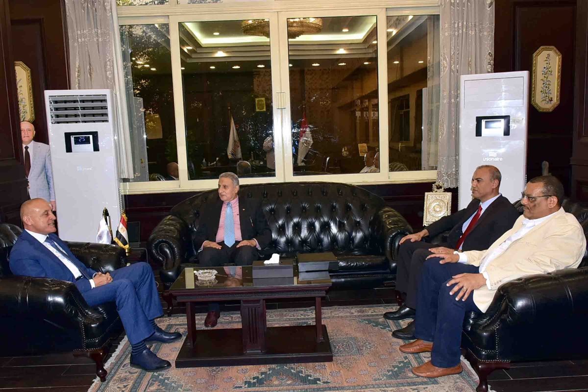 محافظ الأقصر ومدير مكتبات مصر العامة