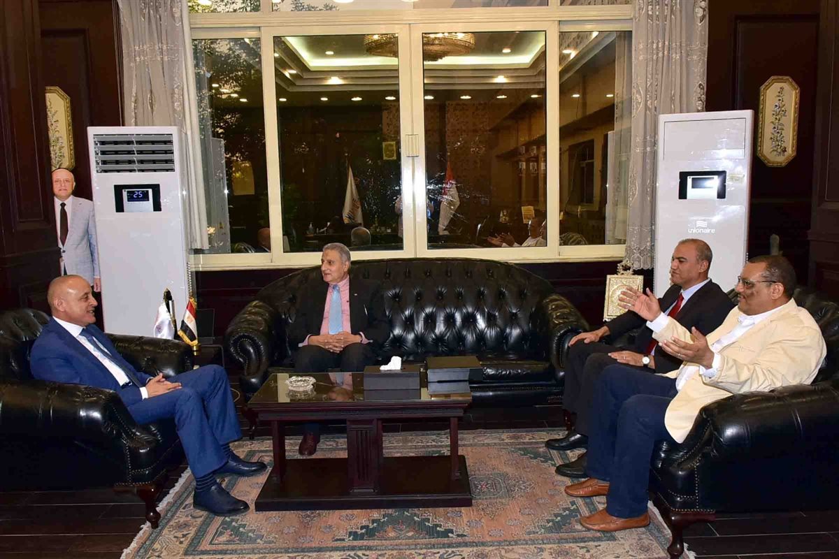 محافظ الأقصر ومدير مكتبات مصر العامة