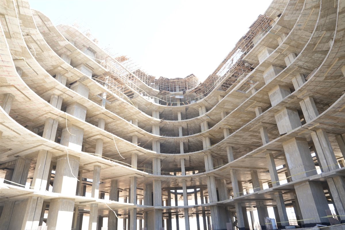 وزير العمل يقود حملة بنفسه إلى مواقع عمل ومشروعات تحت الإنشاء بالعاصمة الإدارية الجديدة