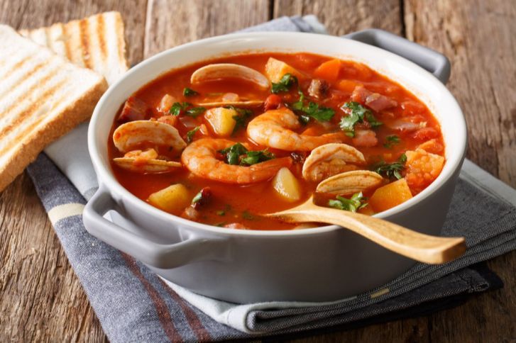 طريقة عمل شوربة السي فود بالصوص الأحمر