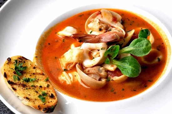 طريقة عمل شوربة السي فود باللبن والدقيق