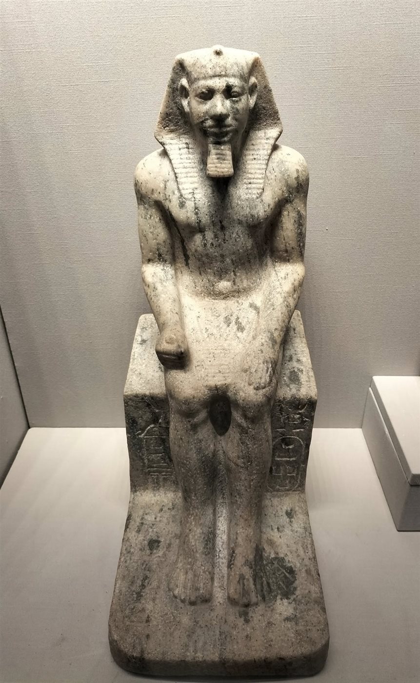 تمثال نادر للملك منكاورع من الأسرة الرابعة