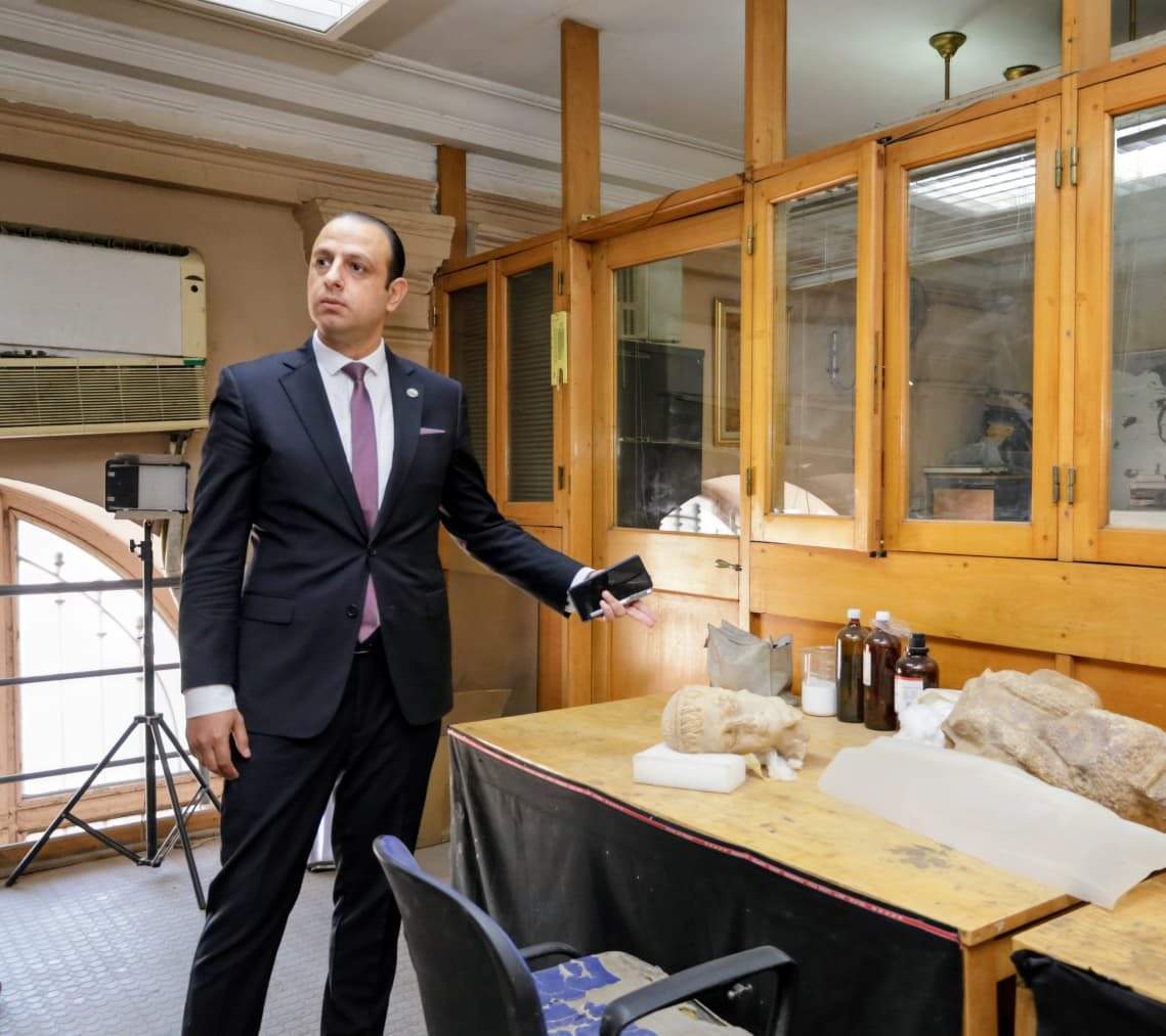 النيابة الإدارية تعاين معمل الترميم بالمتحف المصري بالتحرير