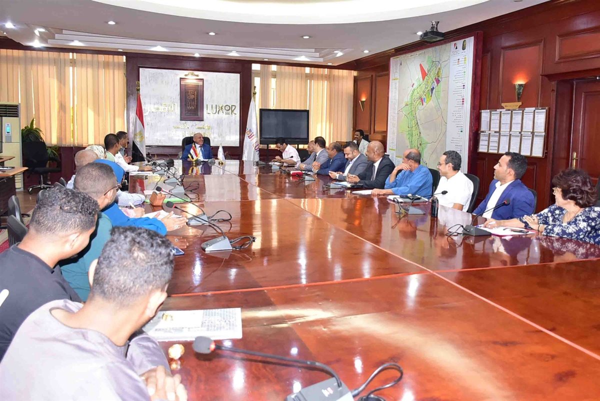 محافظ الاقصر وإجتماع ذوى الهمم