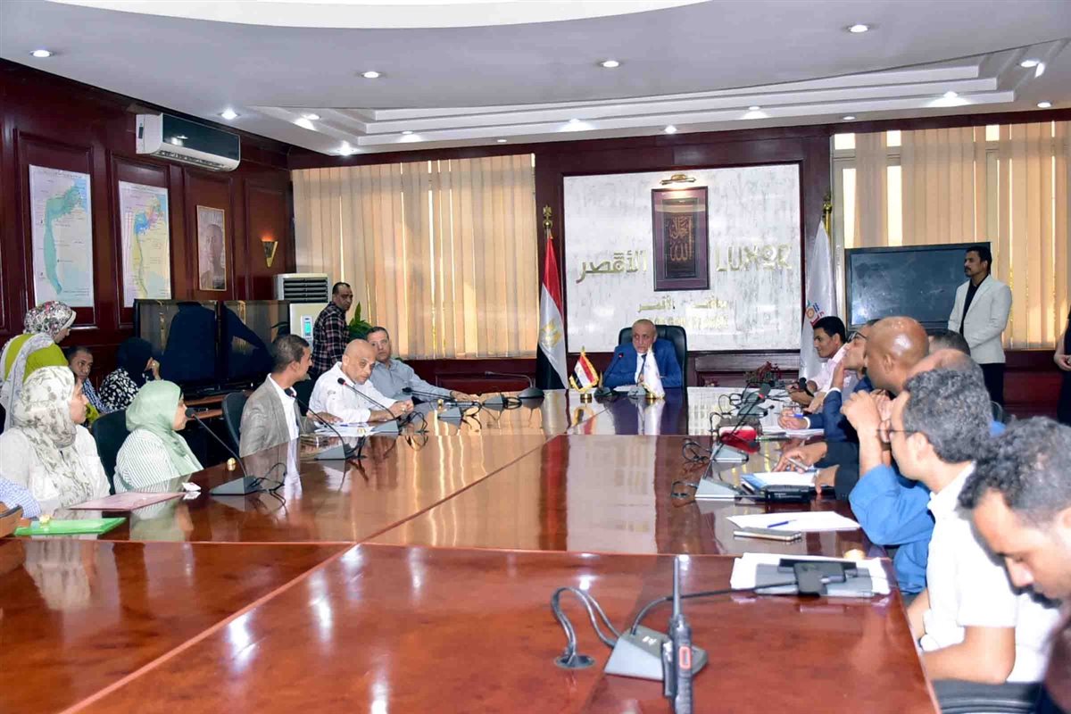 محافظ الاقصر وإجتماع ذوى الهمم