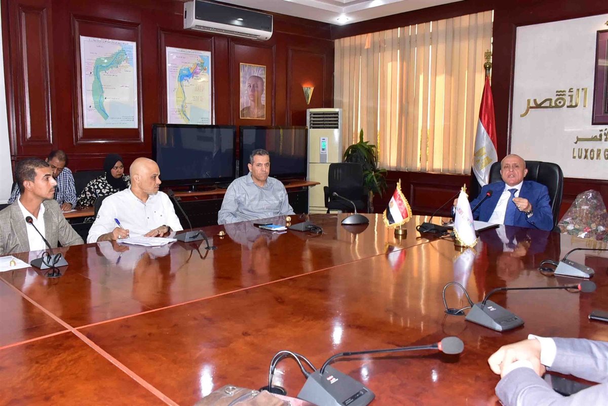 محافظ الاقصر وإجتماع ذوى الهمم