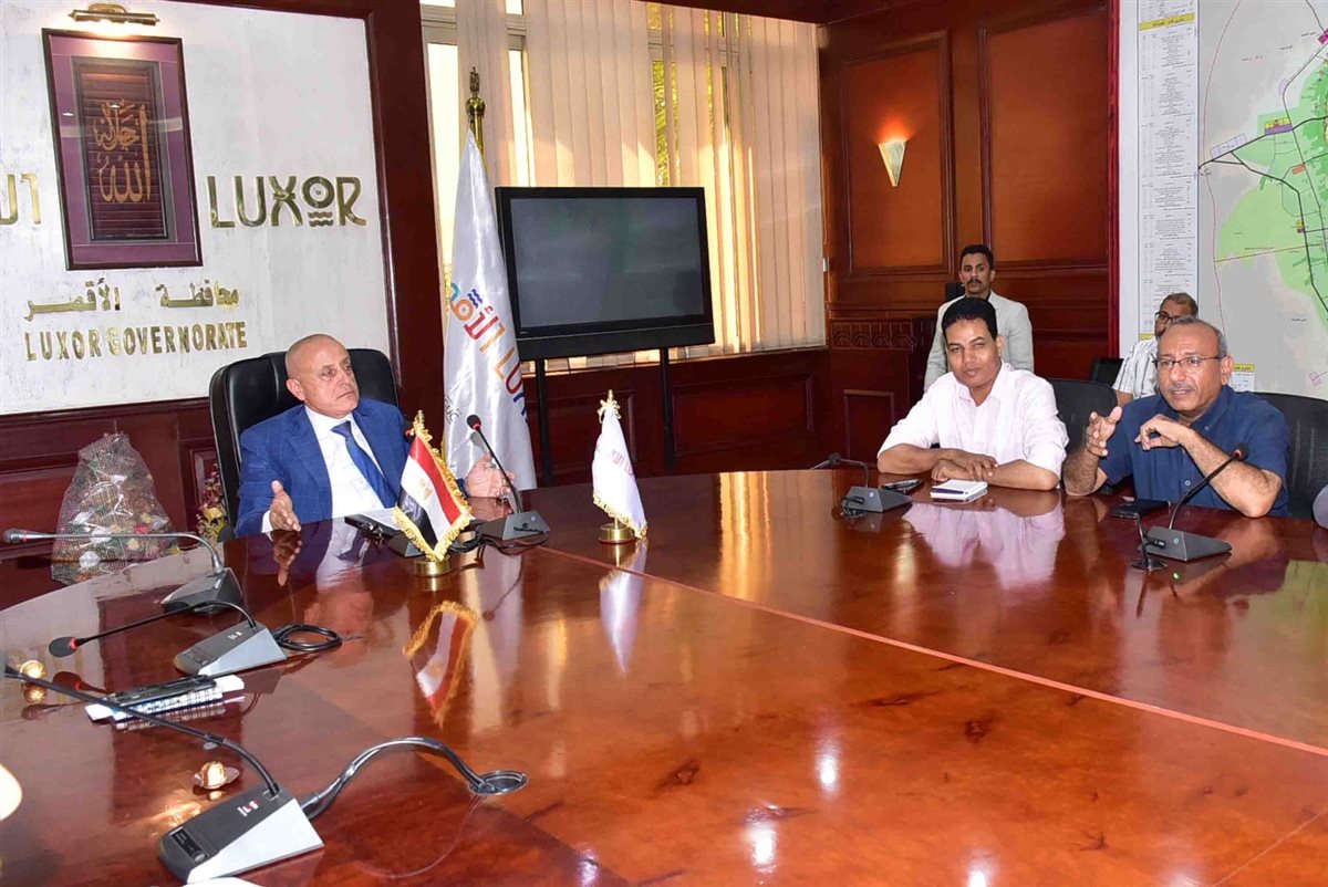 محافظ الاقصر وإجتماع ذوى الهمم