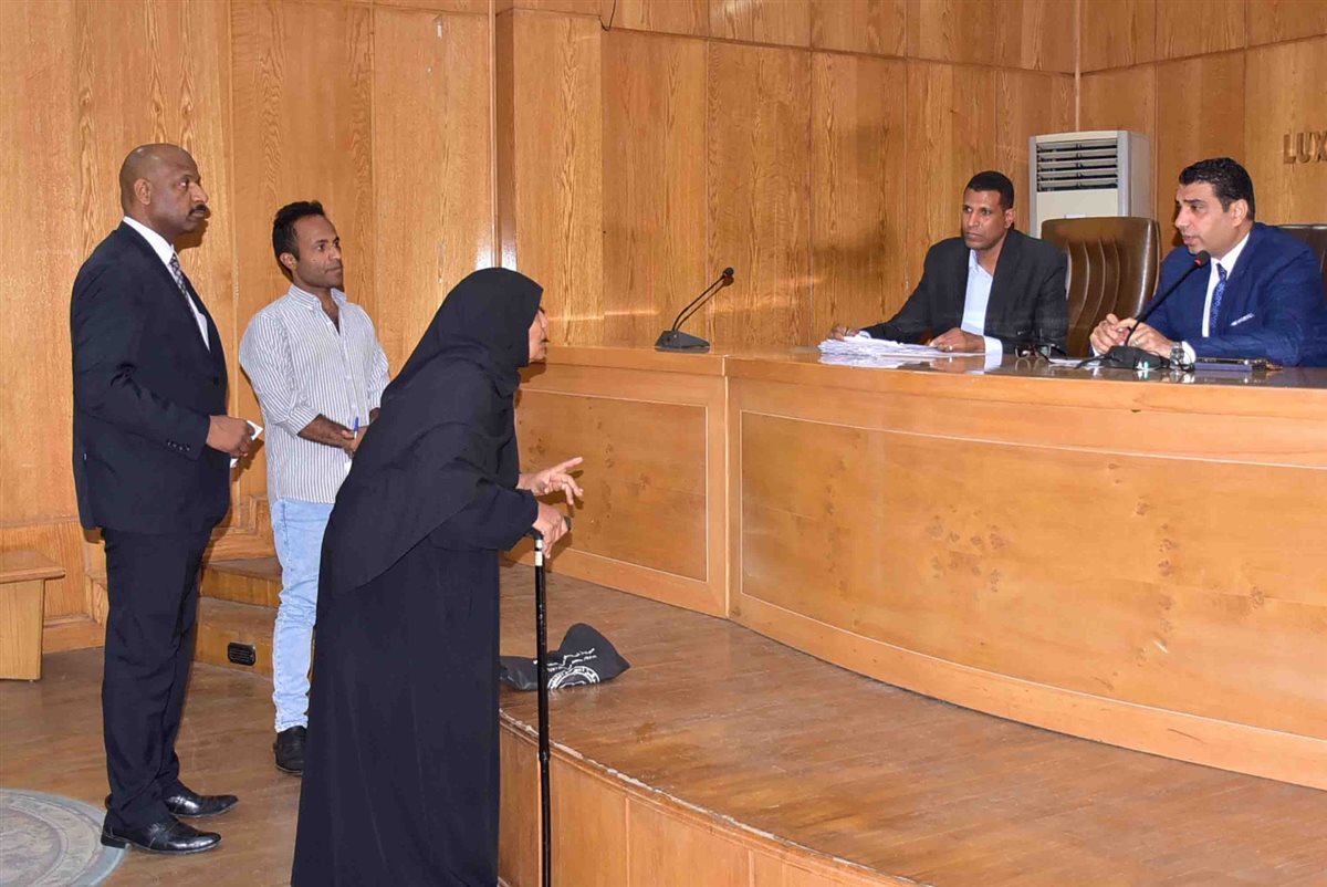نائب محافظ الأقصر يستعرض شكاوى المواطنين