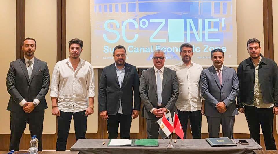 جانب من التوقيع