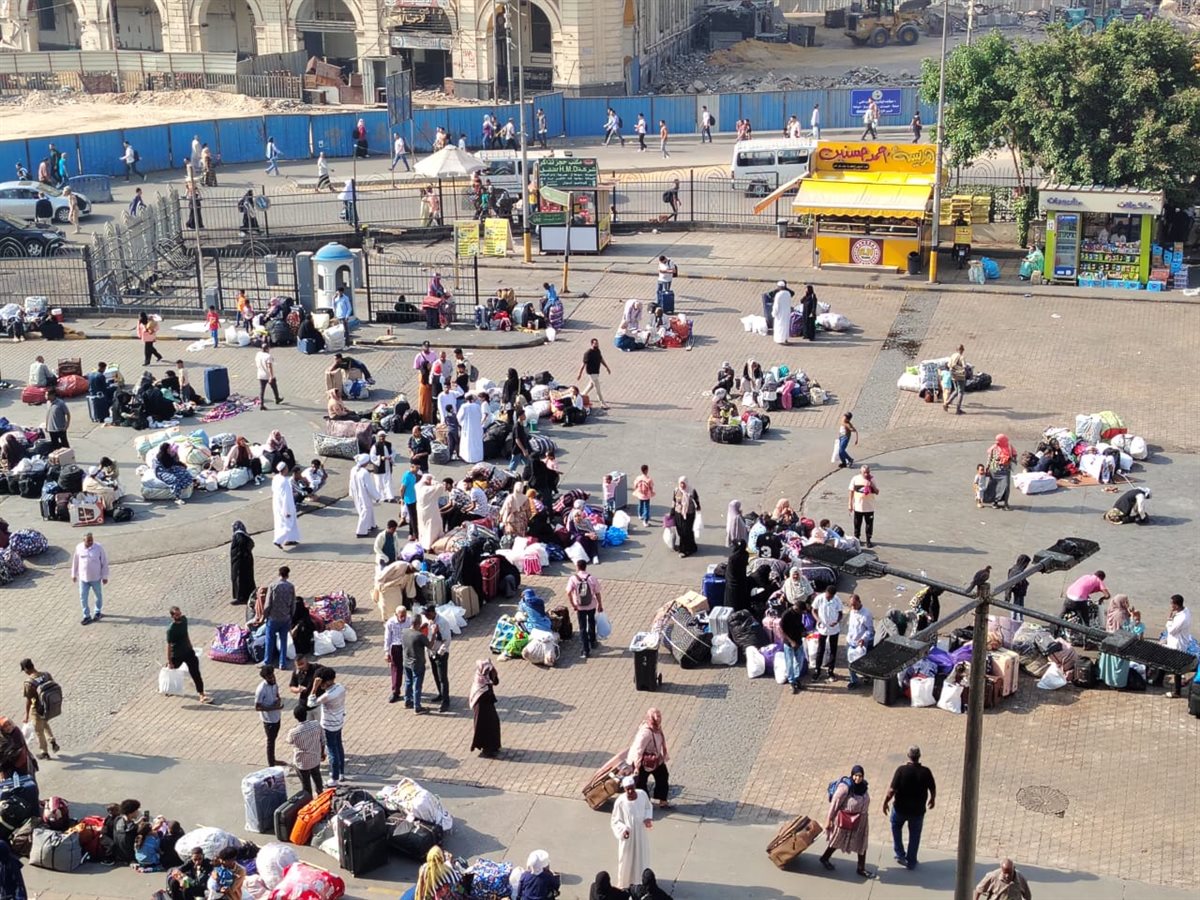 توافد السودانيين بمحطة رمسيس استعدادًا لانطلاق قطار العودة الطوعية لبلادهم