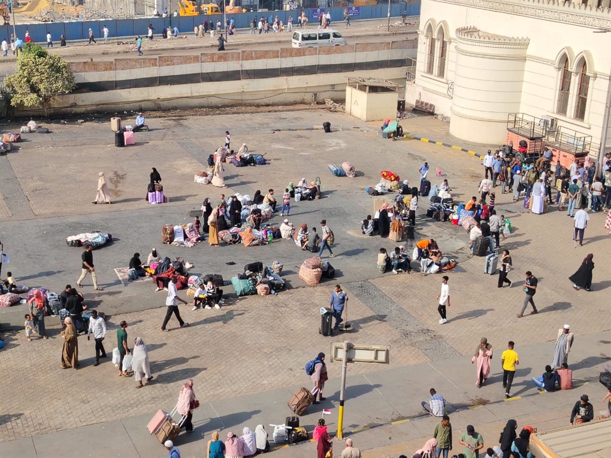 توافد السودانيين بمحطة رمسيس استعدادًا لانطلاق قطار العودة الطوعية لبلادهم