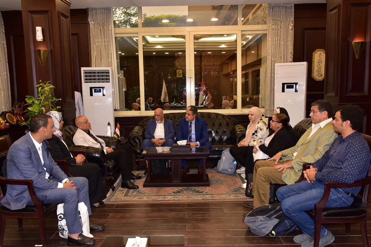 محافظ الاقصر يستقبل وفد وزارة التنمية المحلية