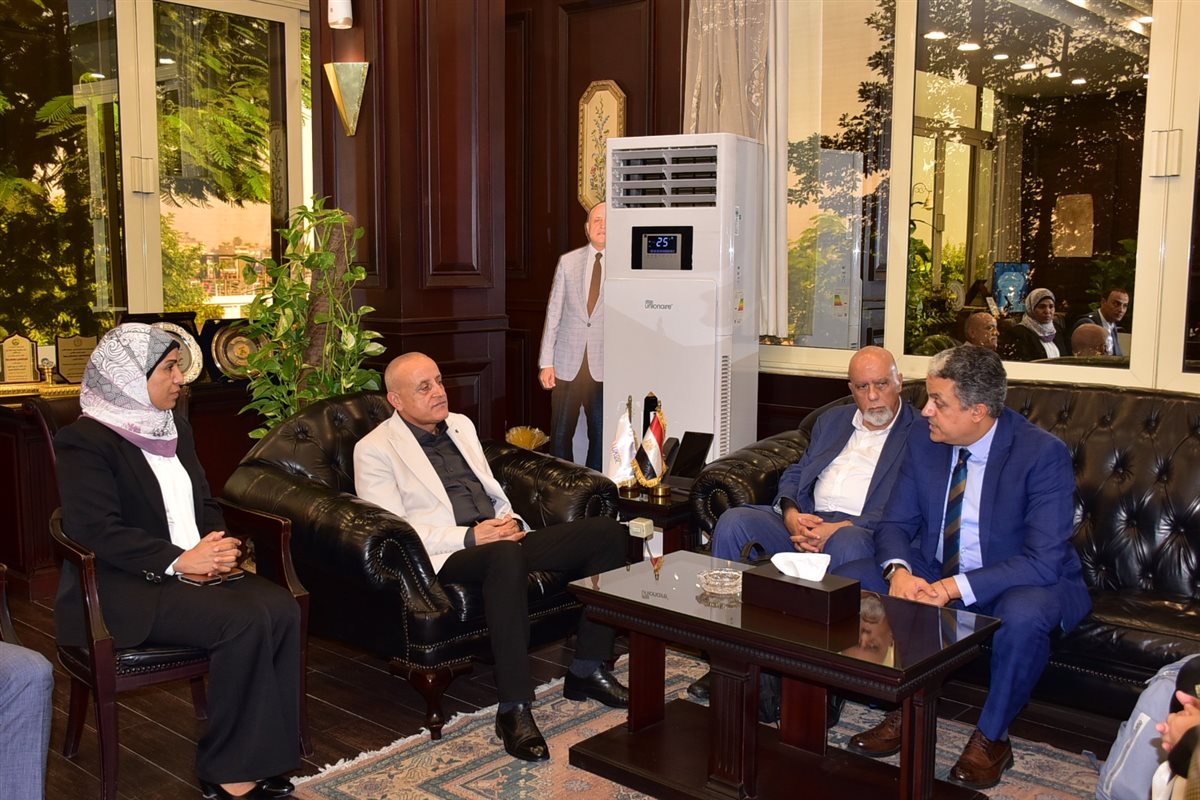 محافظ الاقصر يستقبل وفد وزارة التنمية المحلية