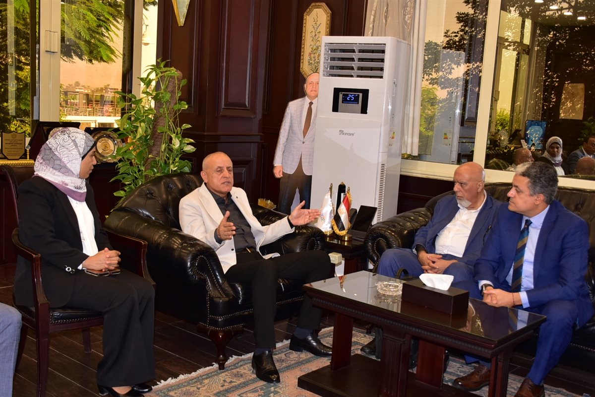 محافظ الاقصر يستقبل وفد وزارة التنمية المحلية