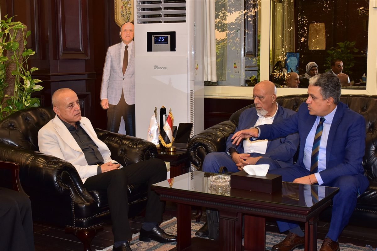 محافظ الاقصر يستقبل وفد وزارة التنمية المحلية