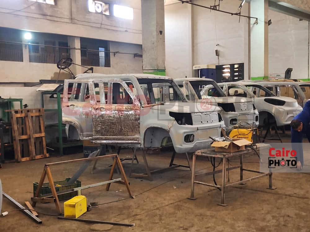 تصنيع سيارات كهربائية داخل مصنع قادر