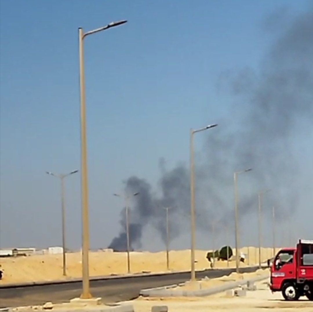 السيطرة على حريق نشب في مخلفات صناعية بأرض فضاء بمركز بدر