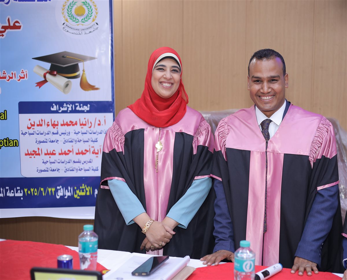 الباحث علي عبد الله مساعد رئيس تحرير موقع القاهرة 24 مع المشرف على رسالة الدكتوراه الاستاذ الدكتور رانيا محمد بهاء الدين – أستاذ إدارة الدراسات السياحية