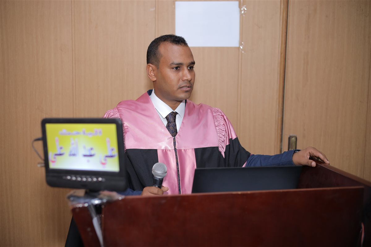 الباحث علي عبدالله مساعد رئيس تحرير موقع القاهرة 24 اثناء مناقشة رسالة الدكتوراه