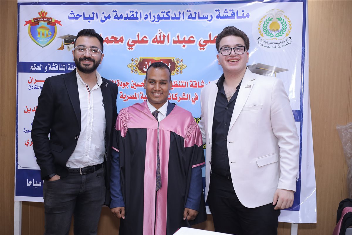 الباحث علي عبدالله مساعد رئيس تحرير موقع القاهرة 24 وصورة تذكارية