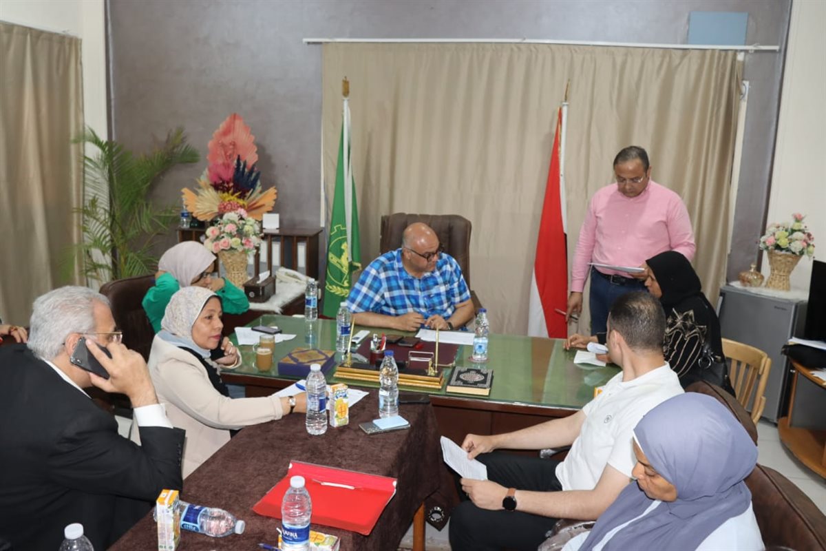 محافظ القليوبية يعقد اللقاء الأسبوعي للمواطنين بكفر شكر لحل مشاكلهم وتلبية احتياجاتهم 