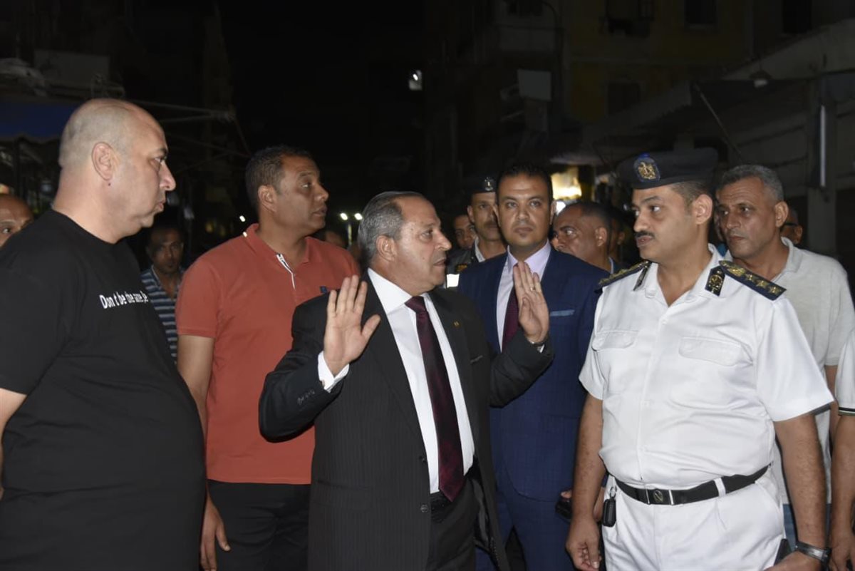 محافظ بورسعيد خلال جولته بحي العرب 
