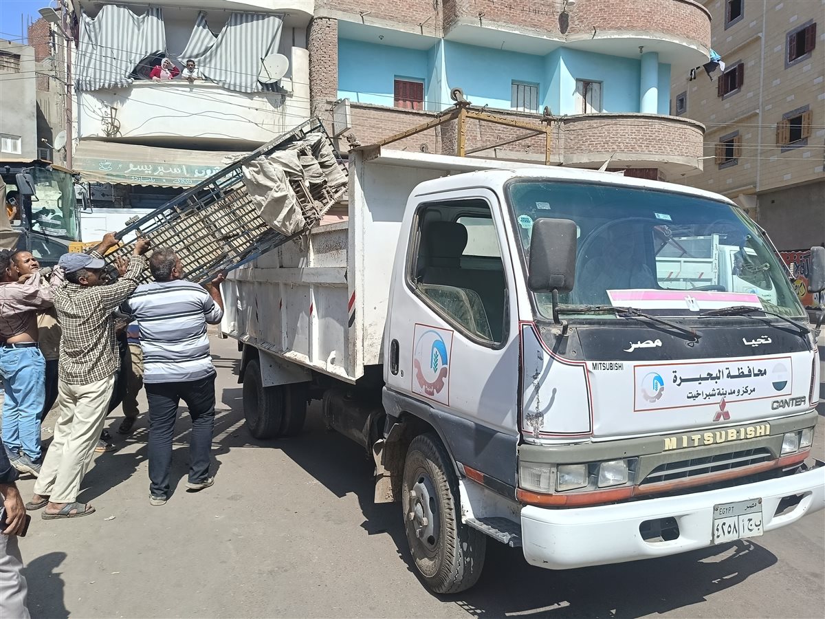 رفع إشغالات مخالفة بمركزي دمنهور وشبراخيت خلال حملات مكبرة بالبحيرة