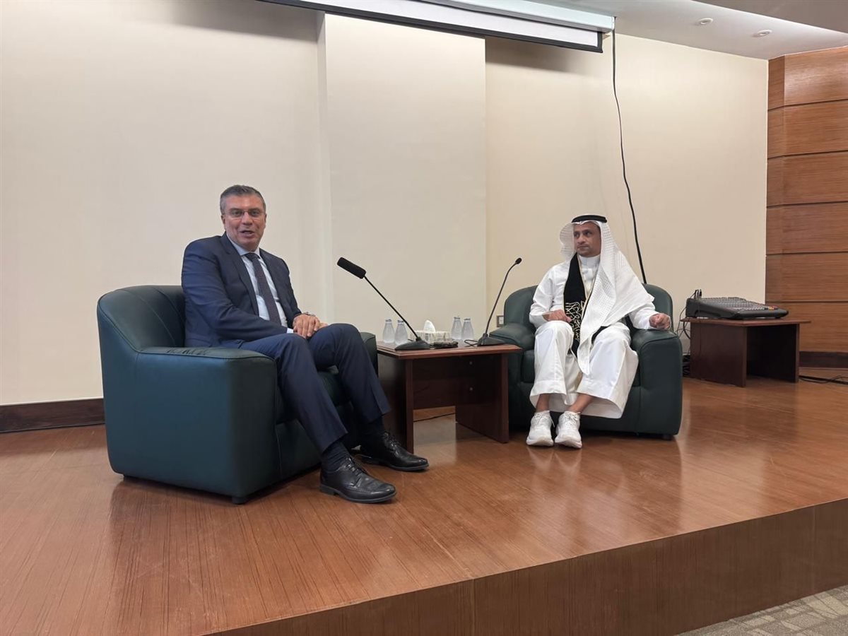 جامعه الملك عبد العزيز تكٌرم  الإعلامي عمرو الليثي