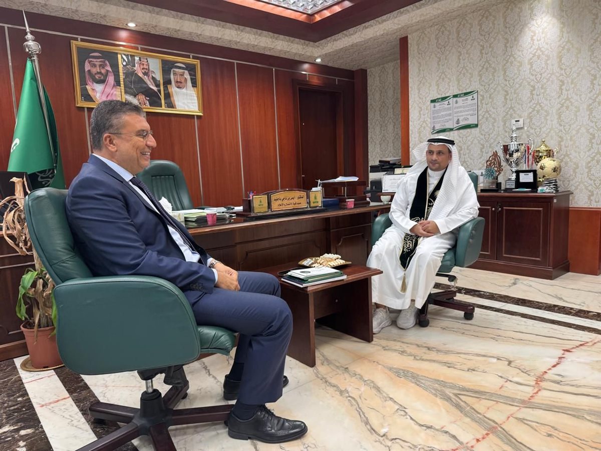 جامعه الملك عبد العزيز تكٌرم  الإعلامي عمرو الليثي