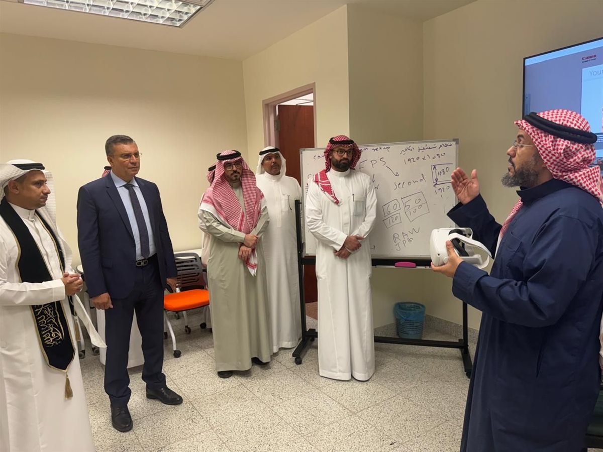 جامعه الملك عبد العزيز تكٌرم  الإعلامي عمرو الليثي