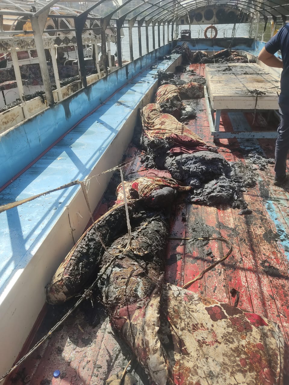  حريق مركب نيلى أسفل كوبرى عباس بالمنيل